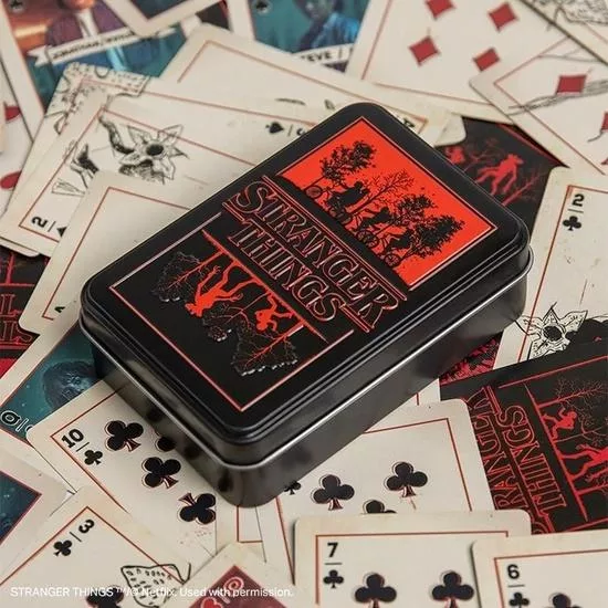 Hrací karty Stranger Things v plechovce