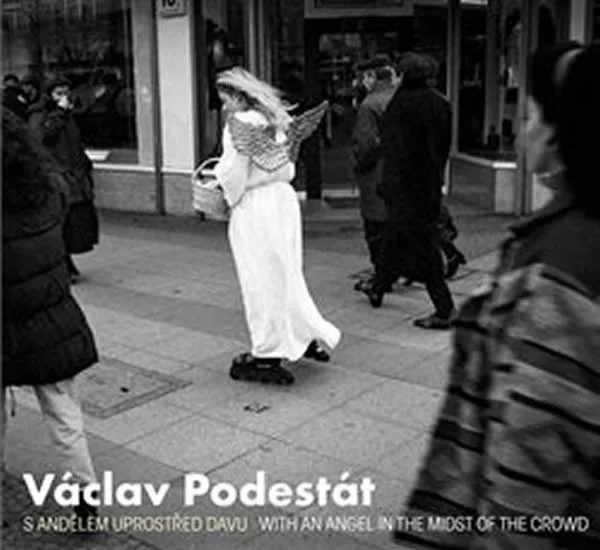 Václav Podestát. S andělem uprostřed davu / With an Angel in the Midst of the Crowd