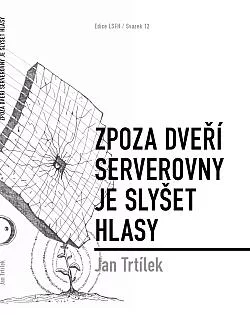 Zpoza dveří serverovny je slyšet hlasy