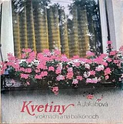 Kvetiny v oknách a na balkónoch