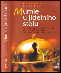 Mumie u jídelního stolu
