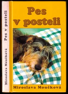 Pes v posteli