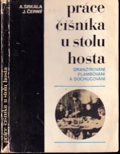 Práce číšníka u stolu hosta