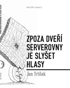 Zpoza dveří serverovny je slyšet hlasy